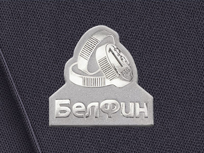 Изготовление корпоративных значков с логотипом компании из серебра с изумрудом